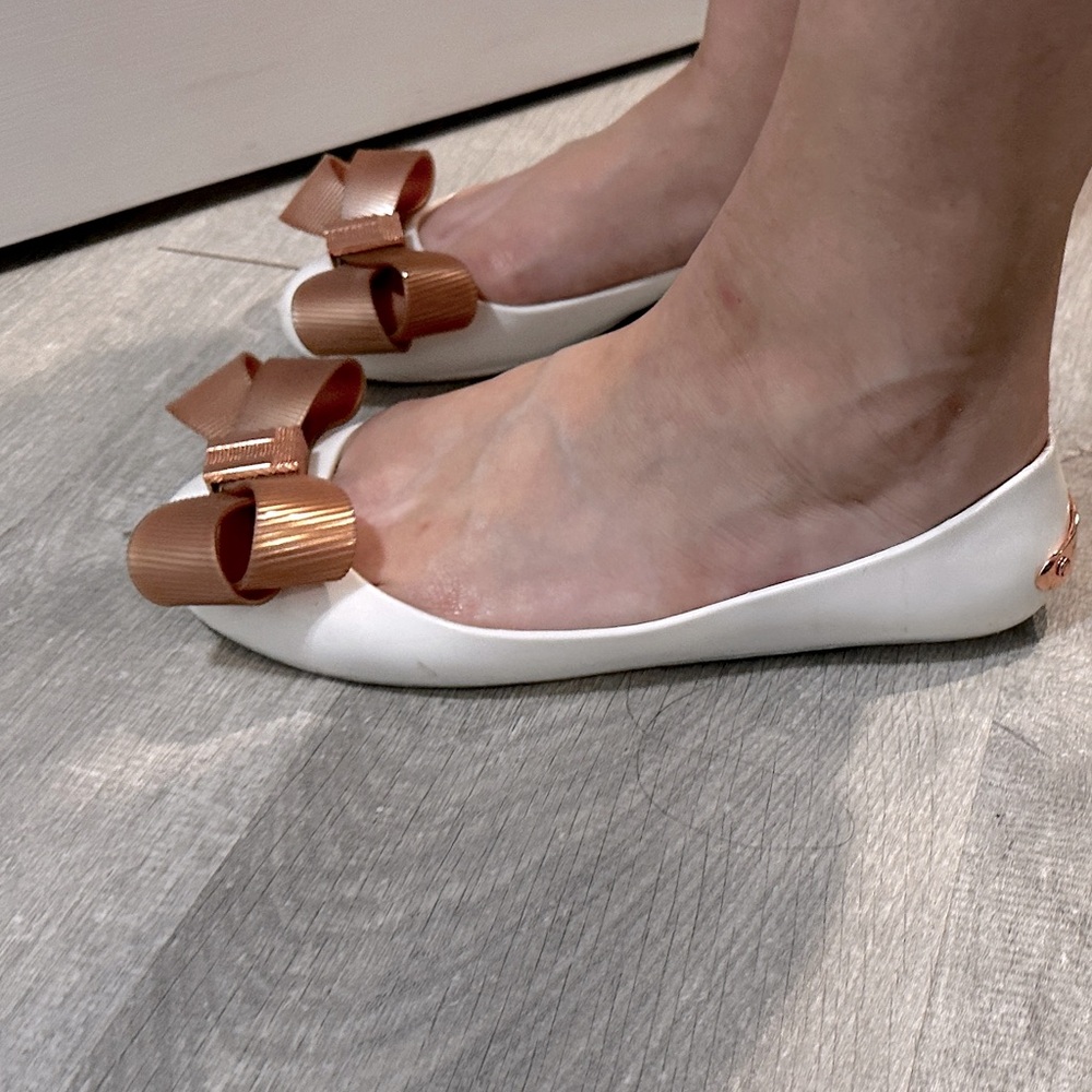 Ted Baker White Patent Leather Flats with Rose Gold Bow - Picture 7 of 7